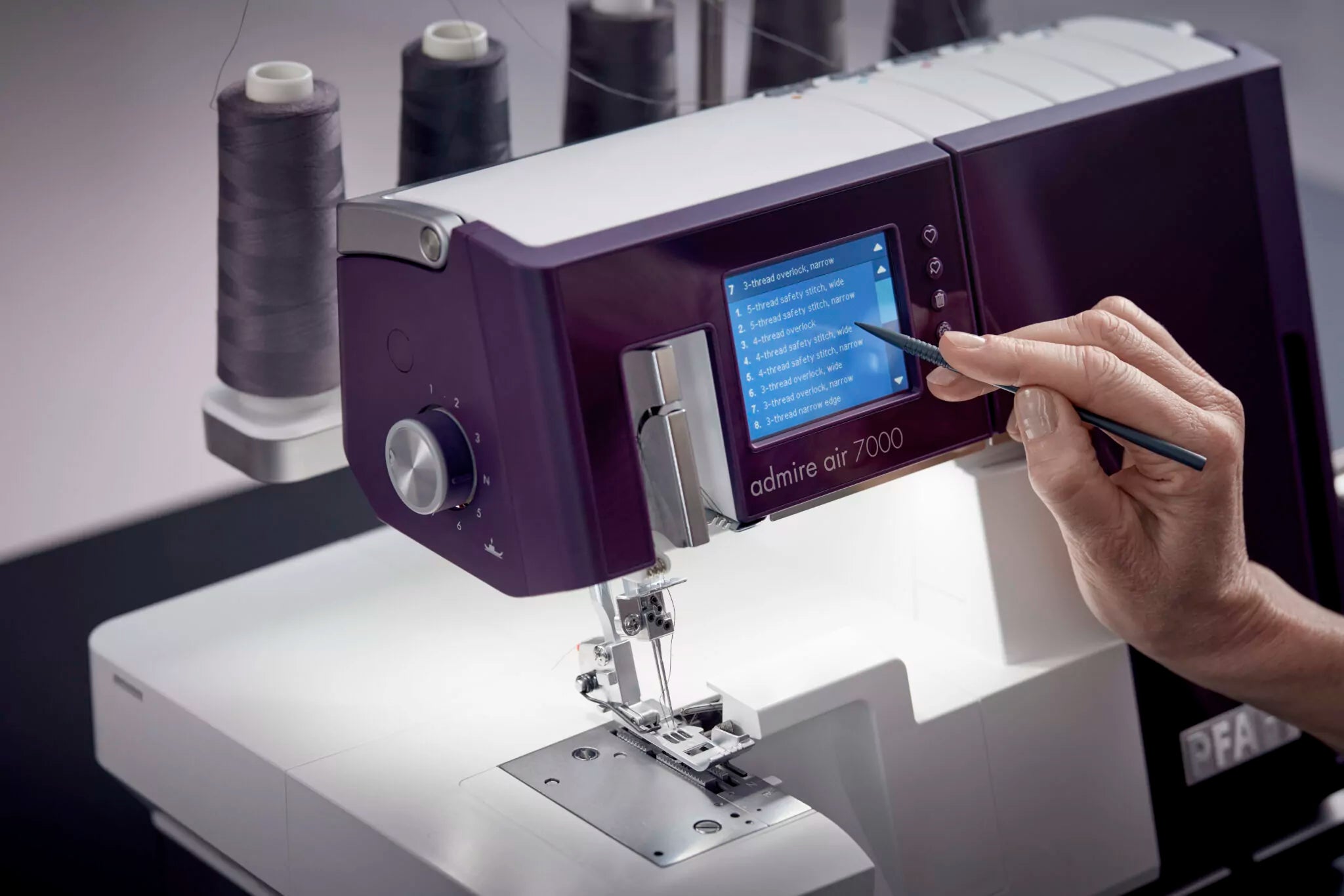 PFAFF admire air 7000 Coverlock Machine